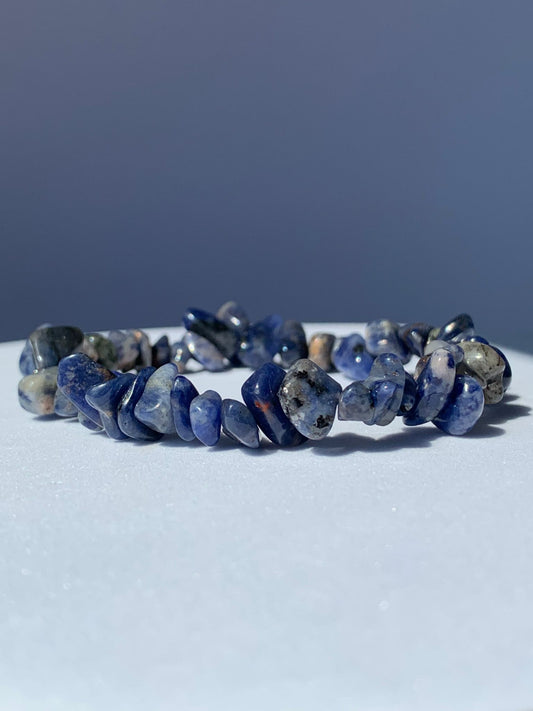 Bracciale elastico con chips in sodalite / Abitudini ed autostima