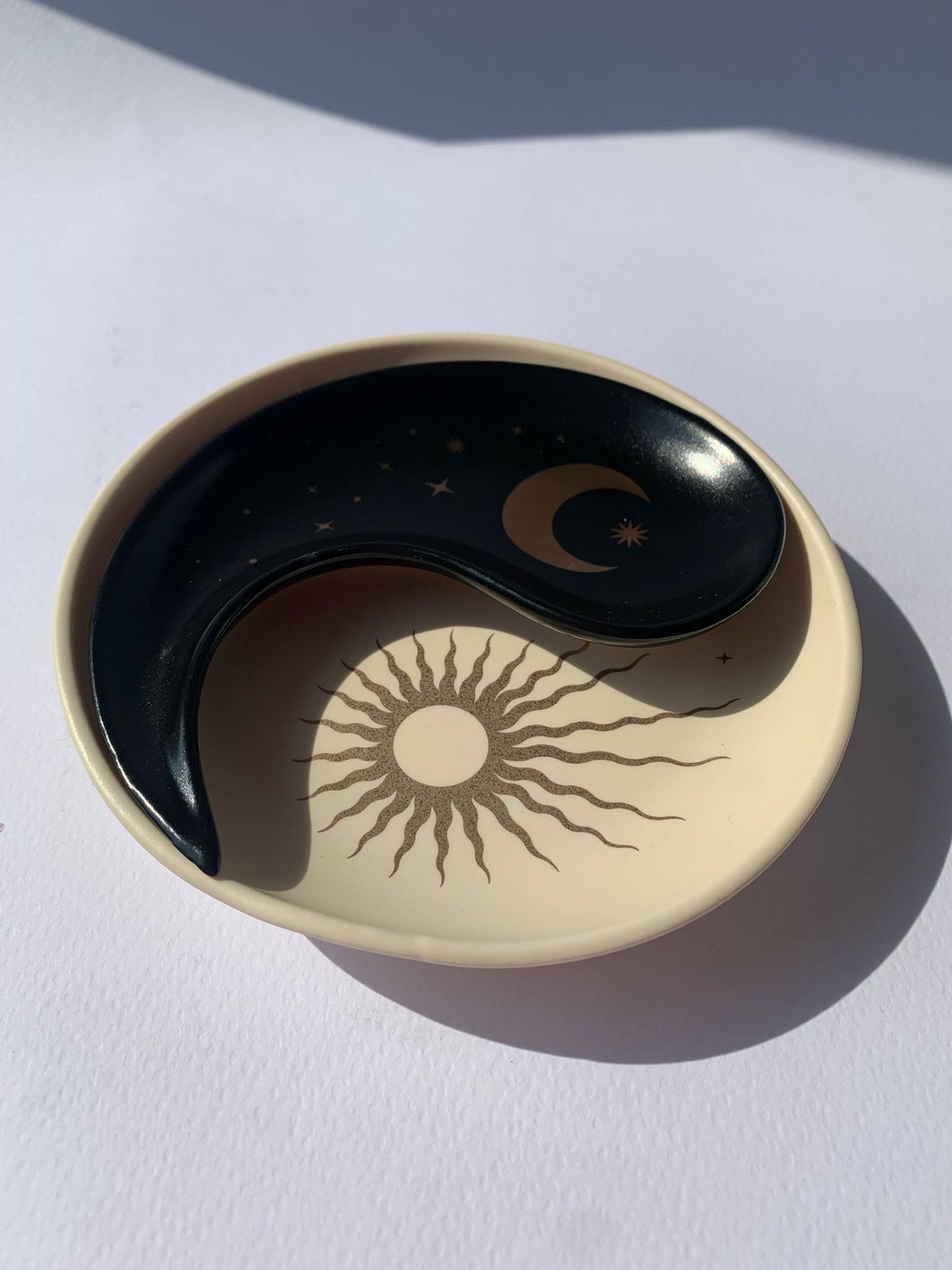 Svuota tasche impilabile in ceramica a forma di Yin Yang