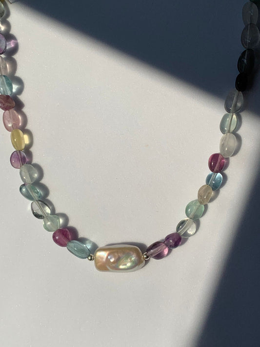 Collana in fluorite con perla barocca d'acqua dolce naturale / Cambiamenti e spiritualità