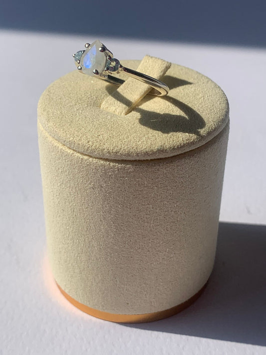 Anillo de piedra lunar y topacio azul en plata 925 / Feminidad y magnetismo