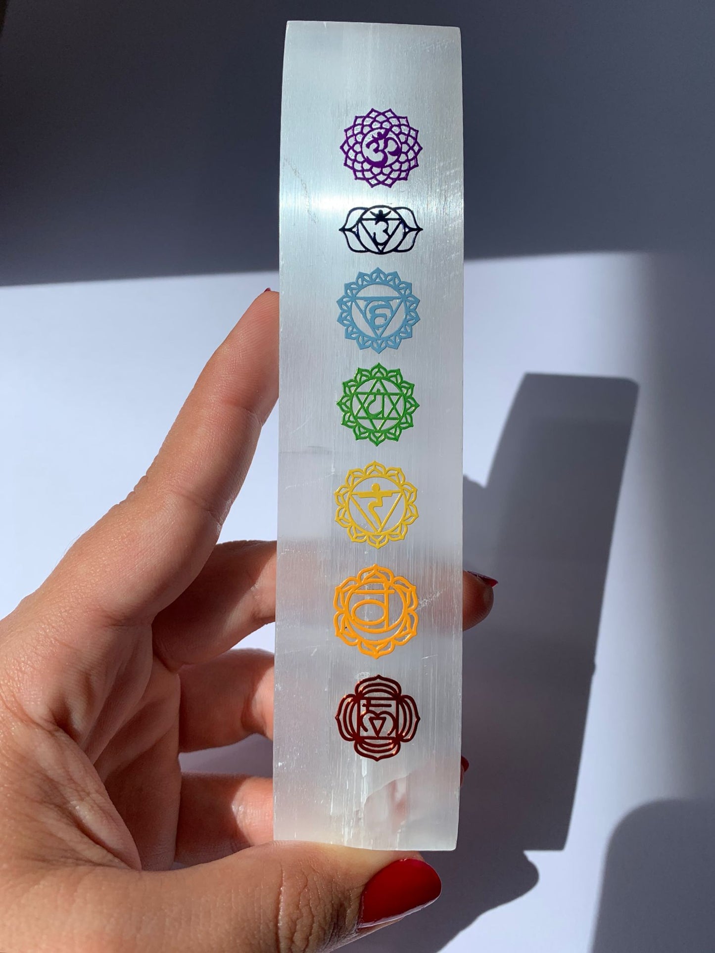 Bacchetta di selenite con 7 chakra / Benessere e tranquillità