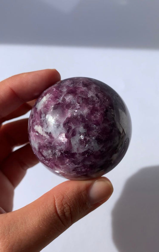 Sfera in lepidolite mica 245 gr / Purificazione e superazione